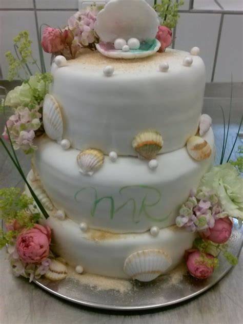 Drip Cake mit essbaren Muscheln und „Sand“ - Meerjungfrau-Torte