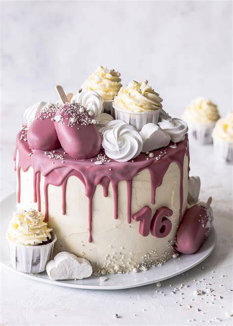 Drip Cake mit goldener Glasur und Streuseln