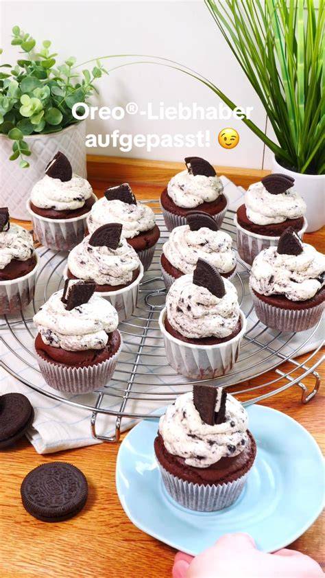 Drip-Dekoration und halbierte Oreos auf dem Tortenrand