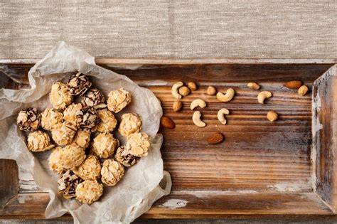 Drip-Ganache und Dekor: Tupfen, Pralinen, Nüsse