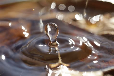 Drip-Glasur auf Dominostein-Torte, Nahaufnahme der Tropfen