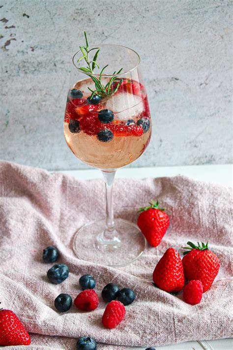 Drip-Rand und Beeren als Unterbau-Dekor