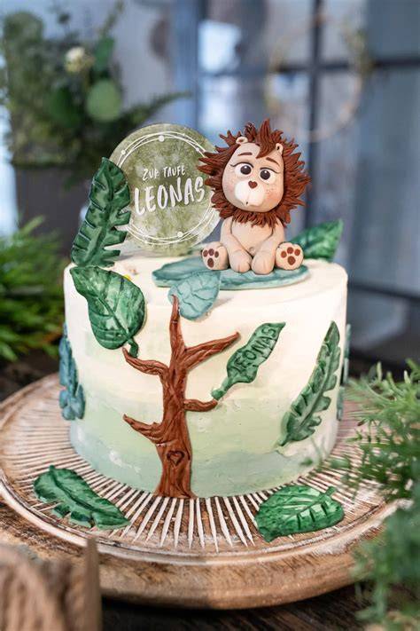 Dschungel-Torte mit Tier- und Pflanzen-Dekoration ohne Fondant