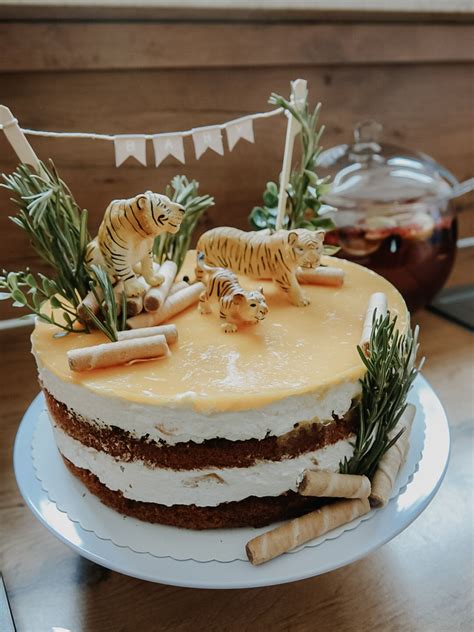 Dschungeltorte mit Safari-Tieren als Dekoration