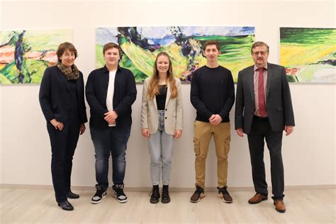 Duale Studenten, die an einem Meeting teilnehmen, sowie Praxisbezug im Unternehmen