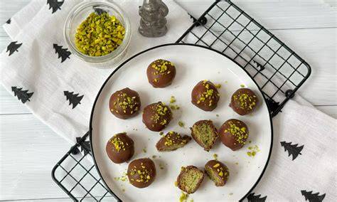 Dubai Chocolate Pralinen mit Pistazien und Kadayif auf Teller