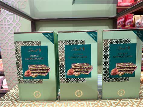 Dubai Chocolatier Verkauf im Laden Regal mit Tafeln