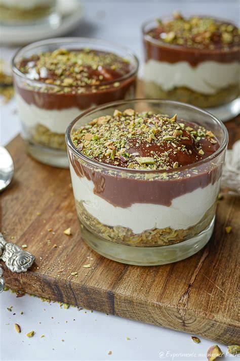Dubai Schokolade Dessert im Glas mit Pistazien und Engelshaar