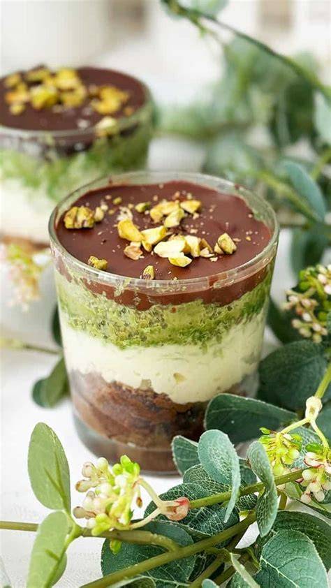 Dubai Schokolade Dessert im Glas mit Pistazien und Rosen