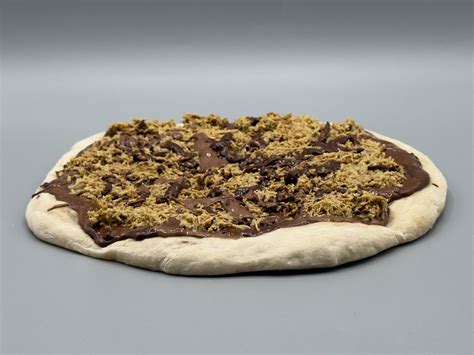 Dubai Schokolade Pizza auf Backblech, Nahaufnahme