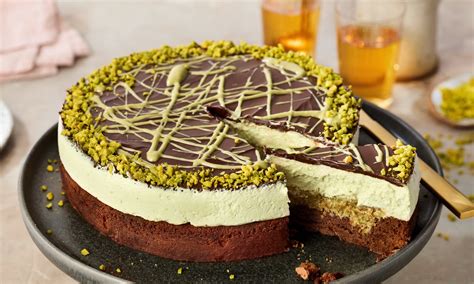 Dubai Torte mit Pistazien und Schokoladentopping
