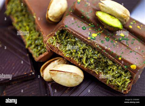 Dubai-Schokolade: ästhetisch inszenierte Tafeln mit Pistazien und Kataifi