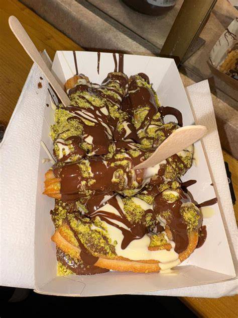 Dubai-Schokolade Spieß und Churros-Variante auf dem Weihnachtsmarkt