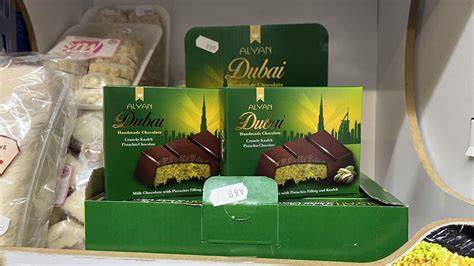 Dubai-Schokolade in verschiedenen Supermarktregalen