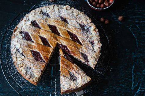 Duftende Linzer Torte im Ofen, Gittermuster und rote Marmelade