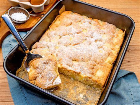 Duftender Apfelkuchen auf dem Blech, serviert auf rustikalem Holztisch