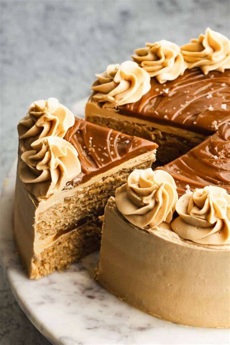 Dulce de Leche Torte mit Haselnuss-Dekor