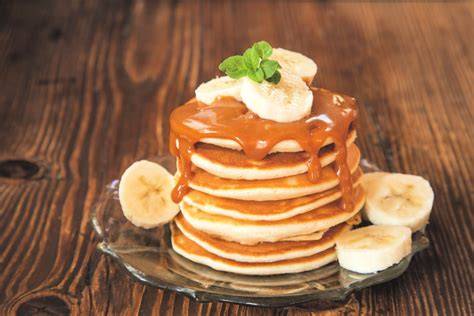 Dulce de Leche auf Pancakes mit Banane