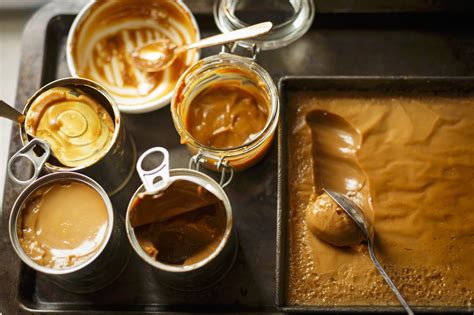 Dulce de Leche in kleiner Auflaufform, die in einer größeren Form im Wasserbad steht