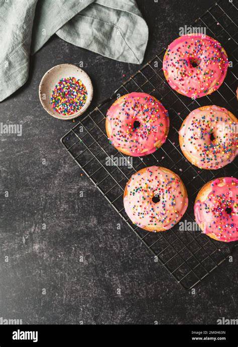Dunkin Donuts mit verschiedenfarbiger Glasur und Streuseln