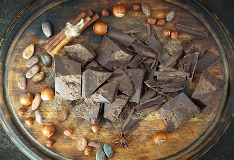 Dunkle Schokolade mit Nüssen und Kakaobohnen