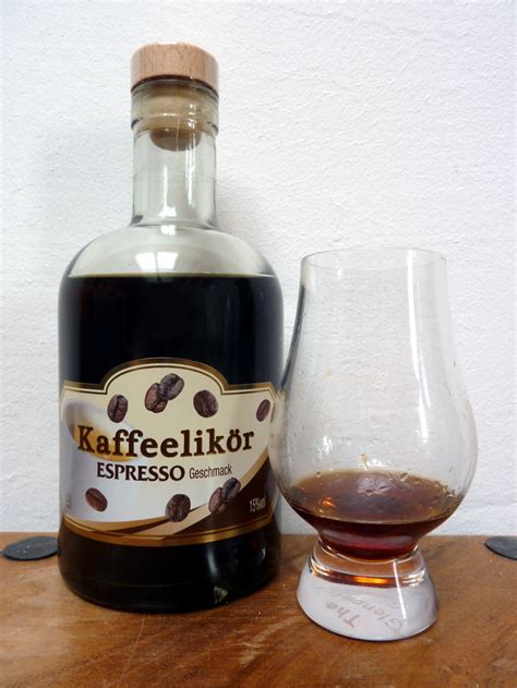 Dunkler Kaffeelikör in einer kleinen Flasche als Alternative zu zuckerhaltigem Sirup