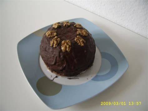 Dunkler Nuss‑Rumkuchen in Microplus Kanne