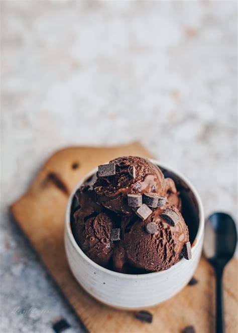 Dunkles Schokoladeneis mit Schokostückchen