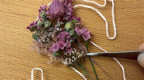 Durchsichtige Isomalt-Lollis mit getrockneten Blüten