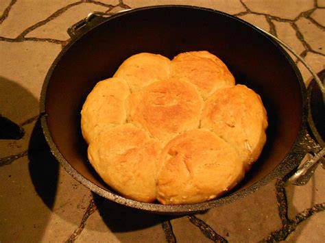 Dutch Oven: Polenta-Ricotta-Kuchen als saftige Grillbeilage