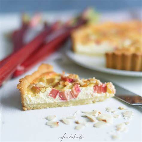 Eckige Rhabarber-Mascarpone-Tarte mit Mandeln, mit honigglänzendem Dekor