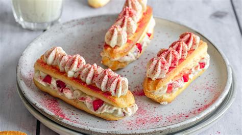 Eclairs mit Erdbeercreme und Tonkabohnen-Aroma