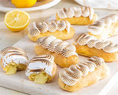 Eclairs mit Lemon Curd und abgeflammter Meringue