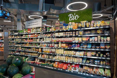 Edeka Regal mit regionalen Produkten und Honiggläsern