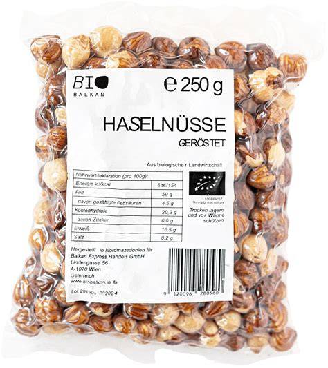 Edelkakao-Bohnen und geröstete Haselnüsse