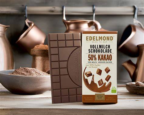 Edelmond: handwerkliche Produktion von Schokolade in Formen