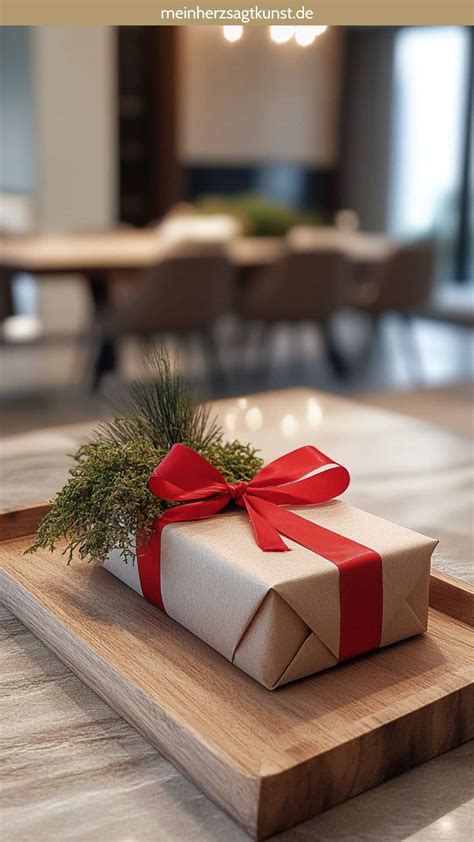Edle Geschenkverpackung mit goldenen Akzenten und farbenfroher Verzierung