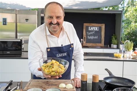Edle Johann Lafer Pralinen auf Marmorplatte mit Zutaten
