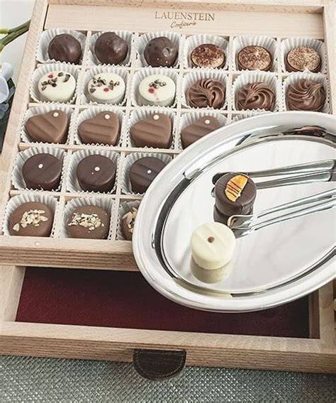 Edle Pralinenbox mit österlicher Dekoration