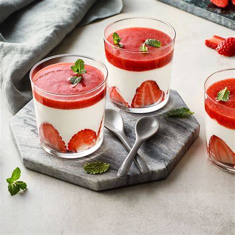 Edles Dessertglas mit Buttermilchmousse und tiefroter Blutorangengrütze