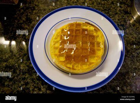 Eggo-Waffeln auf einem Teller mit 80er-Jahre-Hintergrund