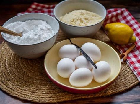 Eier und Vanilleschote als Zutaten