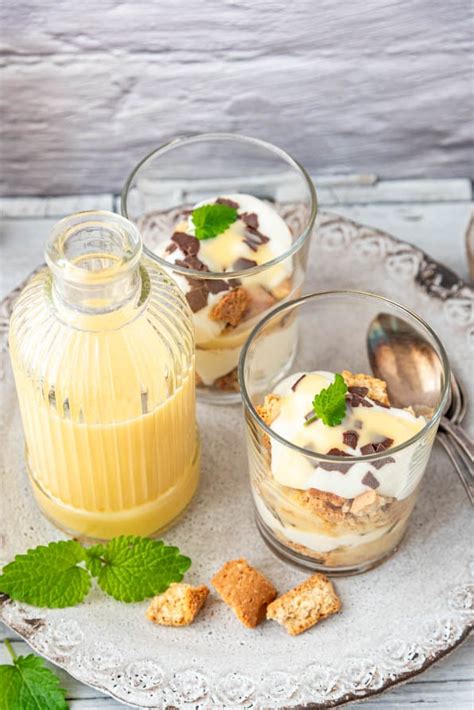 Eierlikör-Creme im Glas mit Schokosplittern