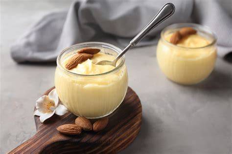 Eierlikör-Creme mit Quark dekoriert