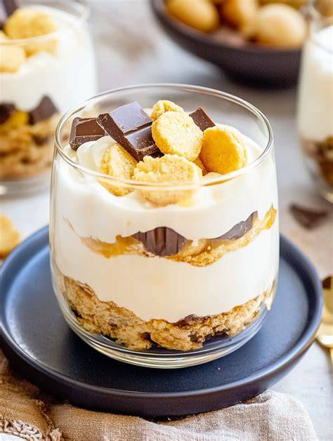 Eierlikör-Dessert mit Amarettini und Schokoraspeln in Gläsern
