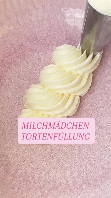 Eierlikör-Fläschchen und Schlagsahne für die Tortenfüllung