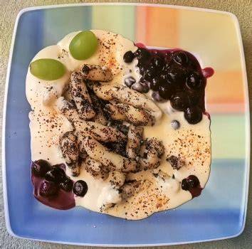 Eierlikör-Mousse mit marinierten Heidelbeeren