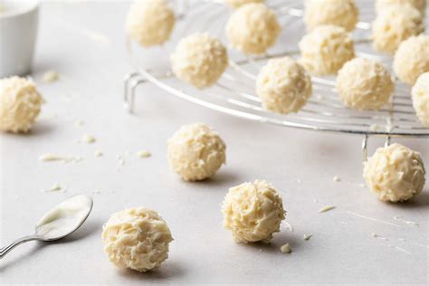Eierlikör-Pralinen auf Alufolie mit Spitzenmuster