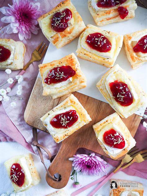 Eierlikör-Schnitten mit Mascarpone und Preiselbeeren