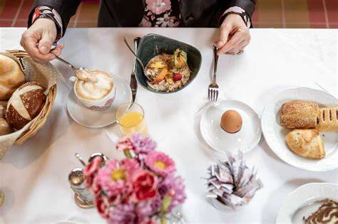 Eierlikör-Schoko-Aufstrich Glas auf Frühstückstisch mit Gebäck